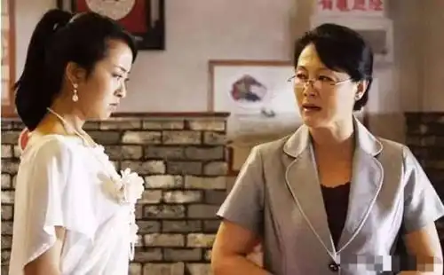 我妈病了你回老家照顾一下,妻子笑着答应,订了去旅游的机票
