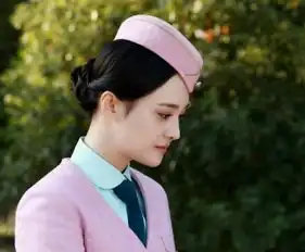 同样是制服,郑爽完败陈乔恩像饭店服务员