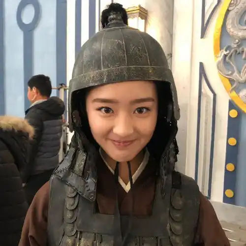 网剧天醒之路剧照放送,邓恩熙化身头盔侠,程潇和它看夕阳
