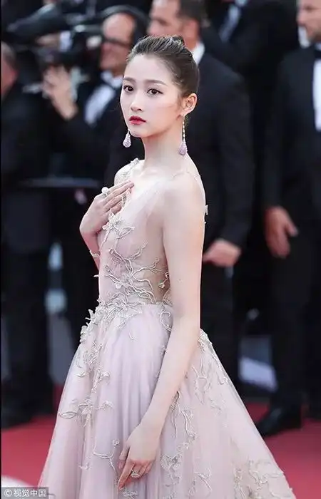 戛纳女星高清照,零距离镜头谁的颜值最能打
