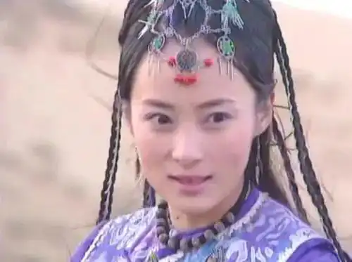 总觉得她的美貌被夸得有点夸张了
