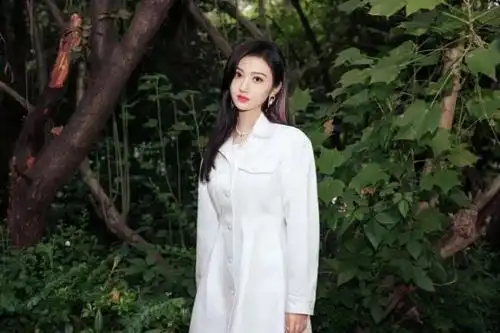 景甜不愧是人间富贵花,穿一身连衣裙高贵优雅,再现司藤女神