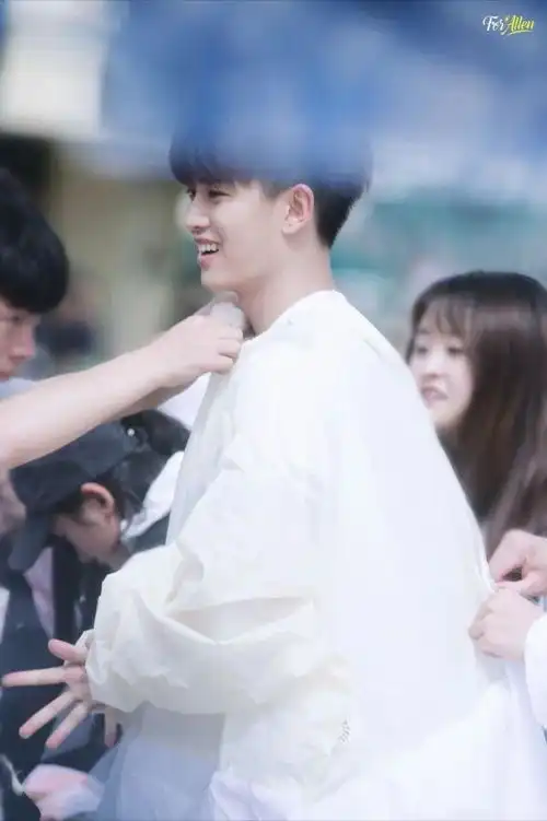 任嘉伦壁纸漫天星河不及你眸光炽热,灿烂春晖不及你笑容温暖
