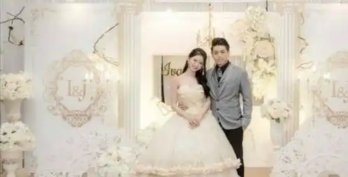 青你2蔡卓宜结婚照被曝出身穿中式礼服笑容甜蜜
