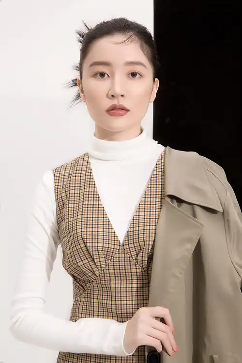 崔心心秋日写真曝光知性干练上演侧颜杀