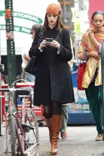 你觊觎的20件大衣,都藏在荧幕里这些女特工复制人和女佣的衣橱里
