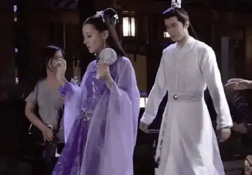 迪丽热巴枕上书删减造型曝光,一袭紫衣魅惑众生,粉丝激动到舔屏
