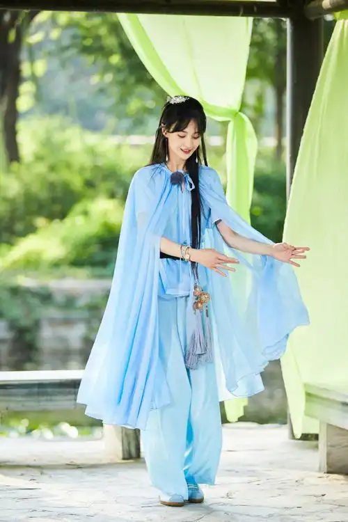 郑爽蓝色古风长裙俏丽典雅亭中翩翩起舞又美又仙
