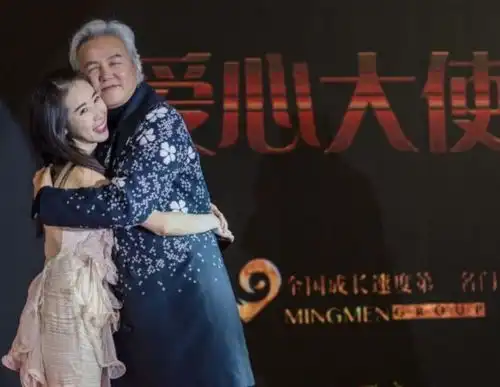 完全没有遗传到她妈的美貌,可惜了
