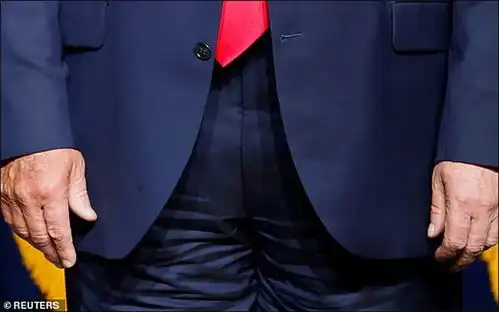 核查特朗普复出演讲裤子穿反了假