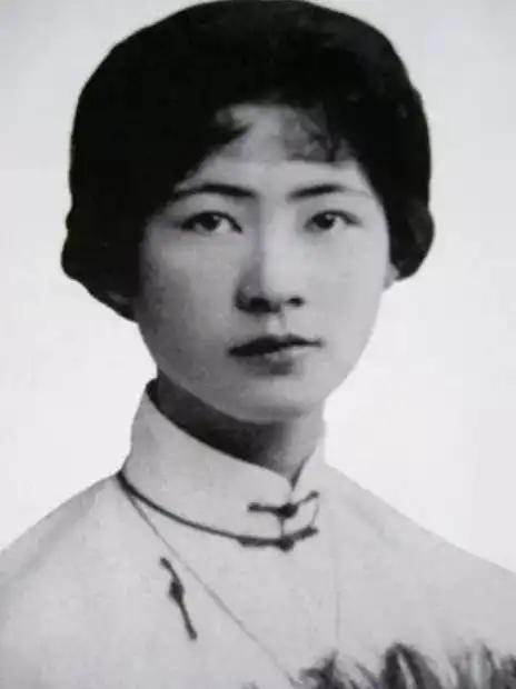 她生1女被丈夫赶后院住,小妾生4子享尽宠爱,这1女成就却比4子大