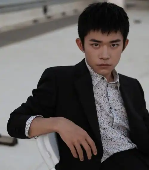 易烊千玺掉白头发袖子上的白发形状惊艳,完美契合大佬气场