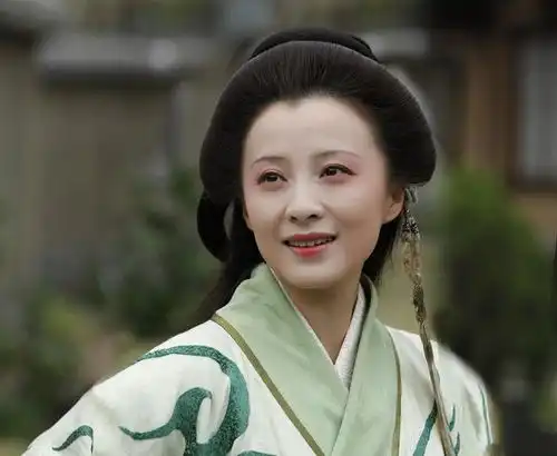 闪婚的徐露,凭借情深深雨蒙蒙一剧就爆红,正是幸运儿
