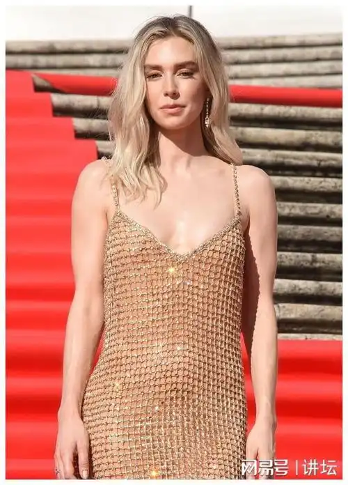 碟中谍7首映式,阿汤哥被美女簇拥,她们争妍斗艳,十分吸晴