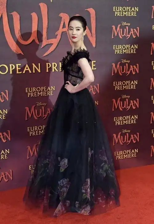 刘亦菲亮相花木兰首映礼,露肩黑天鹅纱裙,精致红唇俏丽迷人