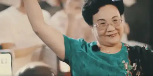 伊能静痛哭感叹活不下去,婆婆霸气回怼,张萌黄圣依探班很仗义
