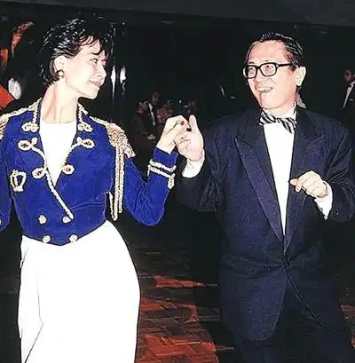 他是香港四大才子之一,和李小龙打过架,跟徐克骂过街,一生风流
