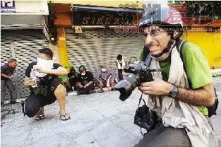 记者目击曼谷巷战耳朵被子弹声震得耳鸣