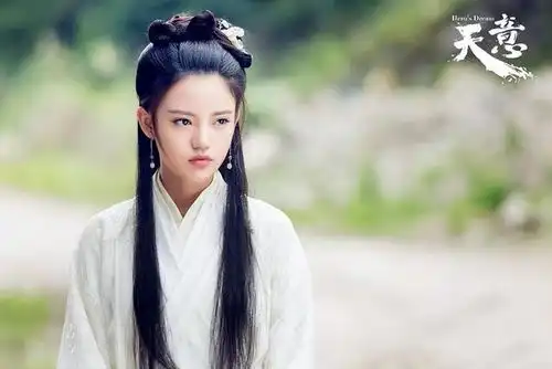 孙珍妮从塞纳河的美人鱼到长月烬明中的小狐妖
