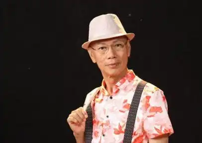 他唱40年粤剧买不起房子,跟周星驰拍戏2年,却买了2套房
