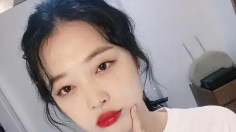 我的人间水蜜桃崔雪莉高清口红试色,哈哈开玩笑啦口红种草机崔真理的雅诗兰黛口红视频,本视频有色号,大家理性种草,还是喜欢发高清视频,这段美的惊人哔哩哔哩
