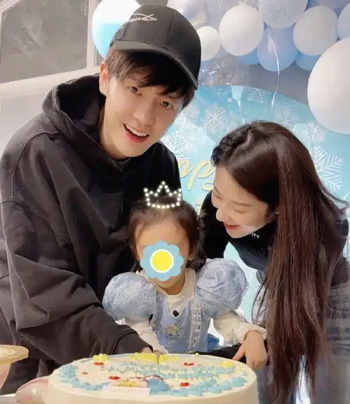 颖儿晒全家福庆生,3岁小月亮乖巧可爱,被老公甜蜜亲吻好幸福