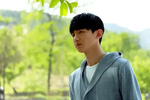 白敬亭6大魅力点钢琴十级曾推出单曲与宋轶在长风渡