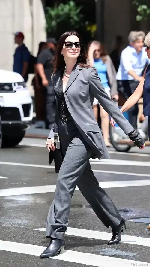 安妮海瑟薇穿普拉达的女王纽约片场照酷飒拽姐气场全开
