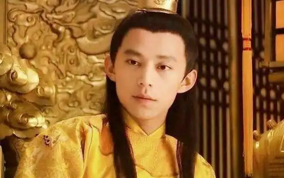 何炅太矮不适合演皇帝当看到剧照后,才知道什么才是公子世无双
