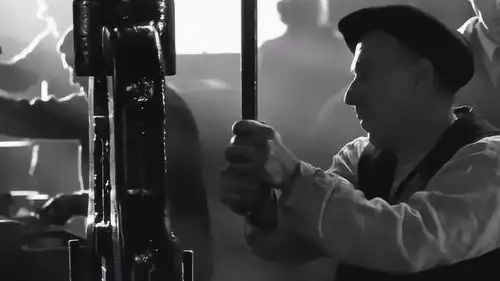 辛德勒的名单军官说人太多要清人,让匠人打个铁,匠人马上打造