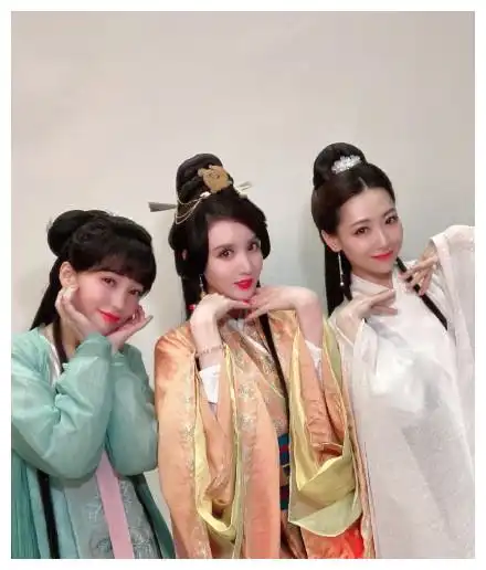 回忆杀张萌白冰金莎重聚首还原当年神话中的造型
