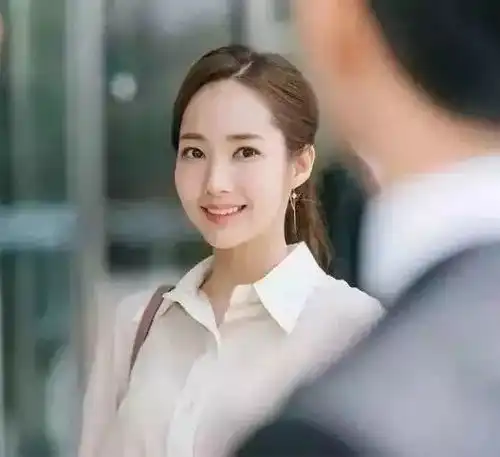 热播韩剧金秘书,千元配饰戴出万元高级感,高衣品高情商也值得一看