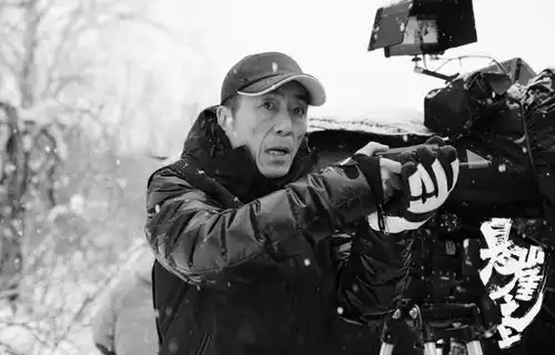 张艺谋悬崖之上新剧照冰天雪地充斥隐秘与危险
