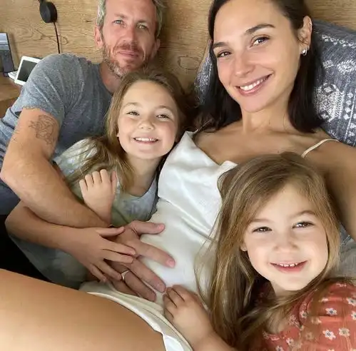 神奇女侠盖尔加朵再怀孕,和丈夫婚姻长跑12年,感情稳定