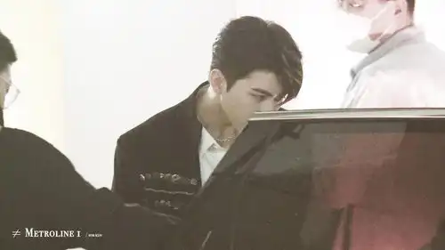 组图蔡徐坤宫廷西装造型路透曝光搭配项链贵气优雅气场强