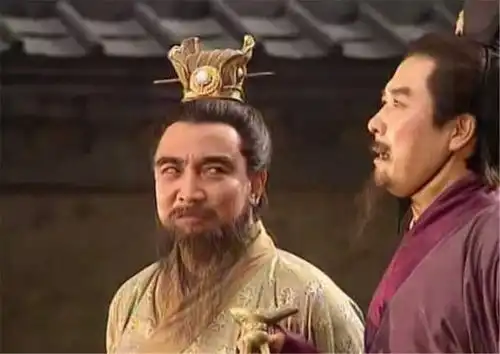三国演义原定曹操不是鲍国安,因狂妄被导演换,据传为李保田
