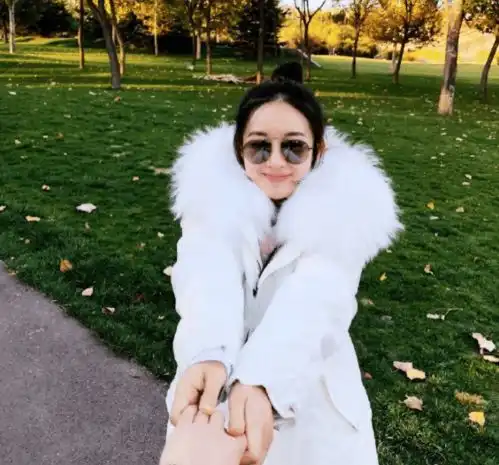 赵丽颖婚后首次秀恩爱,抓手拍照影子抢眼,网友甜齁了
