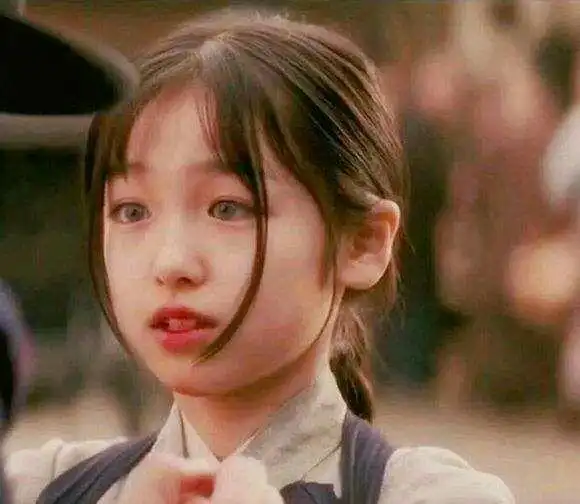 电影艺伎回忆录中的小女孩的眼睛是否带了美瞳呢
