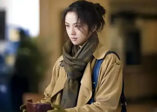 44岁汤唯已分居,不离婚,独自带娃
