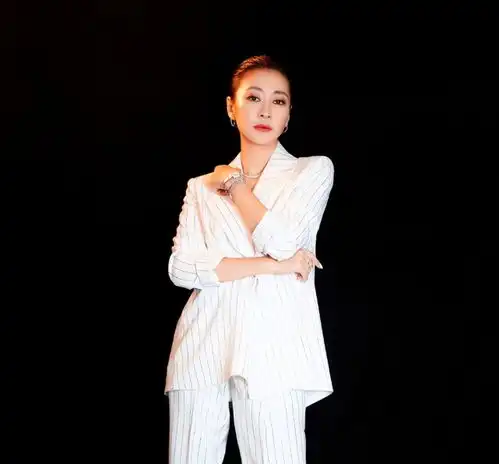 分手19年再看马伊琍管虎,她潇洒离婚独自带娃,他娶贤内助传婚变
