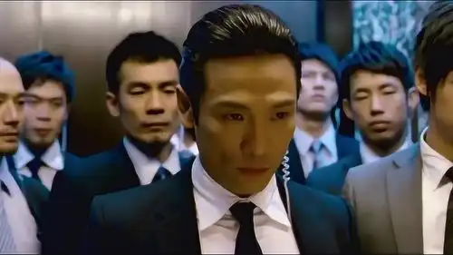 痞子英雄小伙让警察把铐子打开,气得要自己去自首
