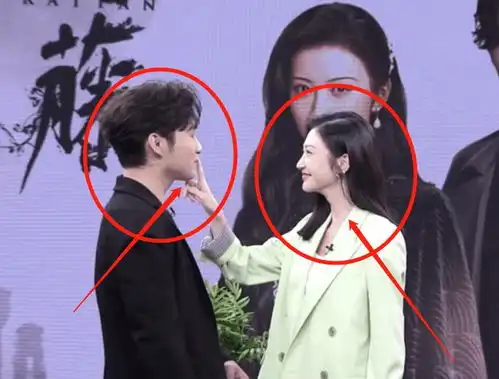 景甜与张彬彬同框直播,还原司藤按唇杀好甜,生图却暴露真实颜值