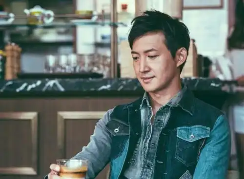 回顾演员王阳出道10年不火,40岁娶高斯后走红娶了个旺夫的老婆