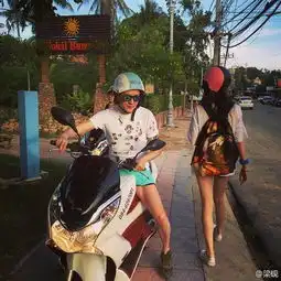 冯绍峰倪妮骑摩托拉风出行大长腿抢镜
