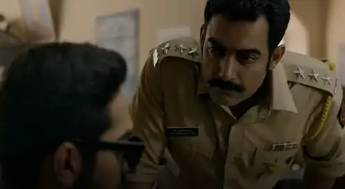 钢琴师装盲人,意外碰到一起命案,结局多次反转
