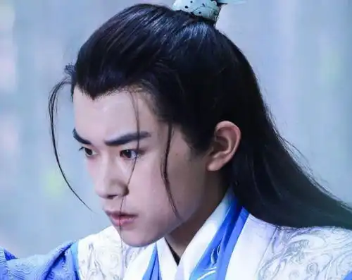 黄子韬易烊千玺新剧即将上映,双男主携手保家卫国,制服造型太燃