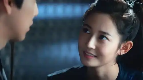 香蜜沉沉烬如霜暮辞长出白头发,鎏英愿意与他一起变老
