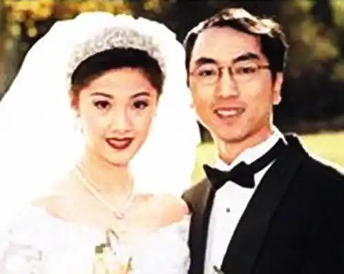 46岁港姐翁嘉穗近照,嫁富商21年美貌依旧,大儿子是举重世界冠军
