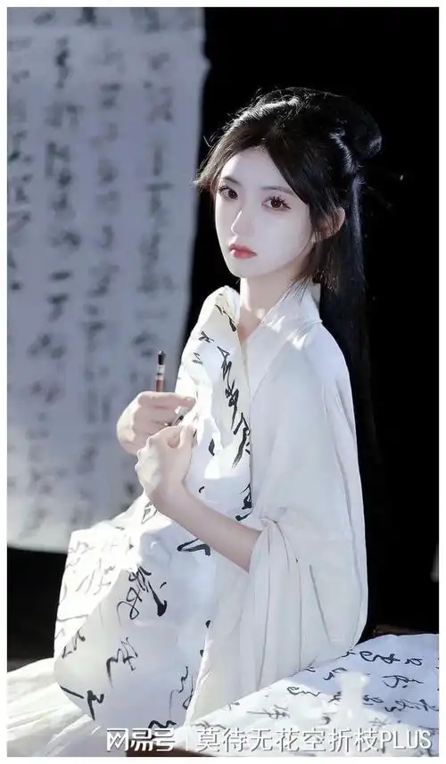 风情万种的窈窕淑女纯白蕾丝裙福利图片