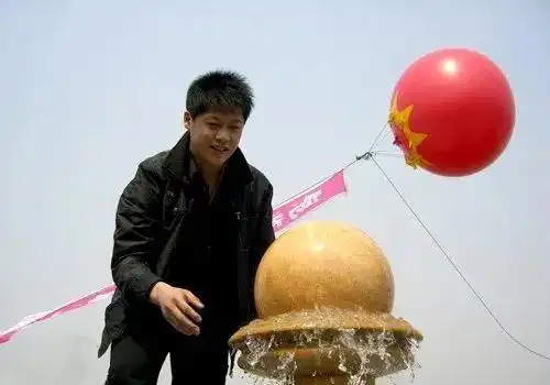 乡村爱情谢永强做事得罪师傅赵本山,今娶小12岁娇妻沦落卖烤串
